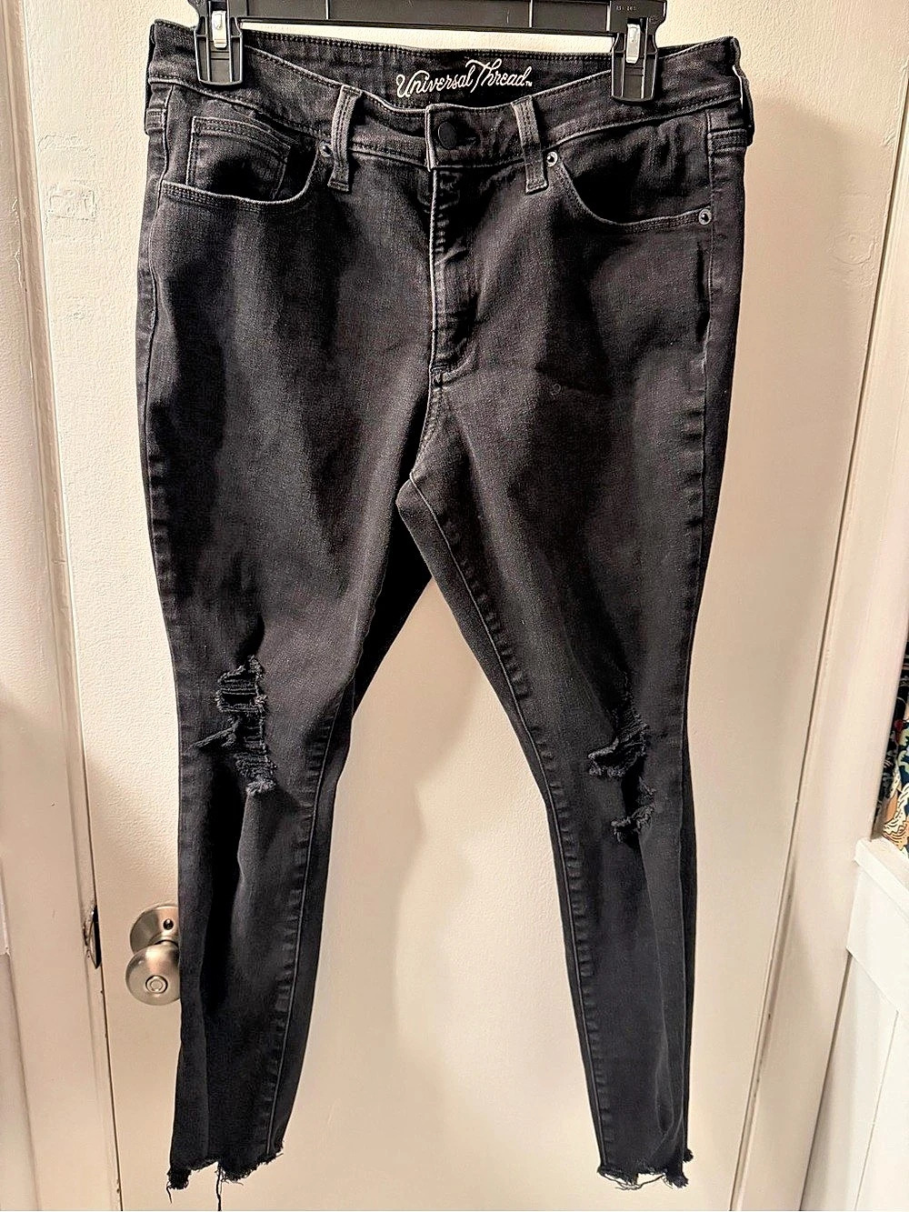 Universal Thread Black Distressed Skinny Jeans Skinny Jeans in Black Waist 29